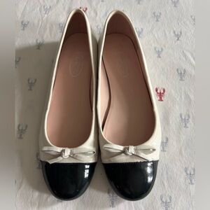 EUC Talbots Blair Cap Toe Leather Ballet Flats Cream/Black Patent Toe Size 9